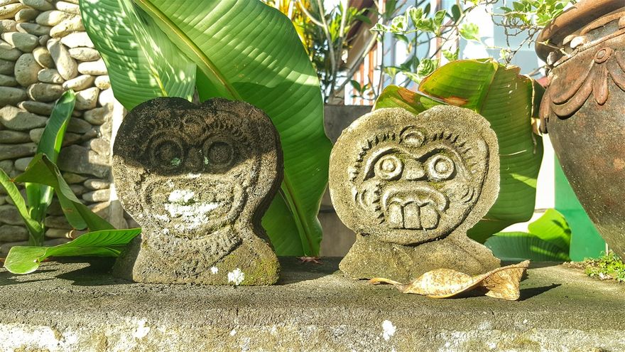 Un joli petit couple de tiki sous le soleil Balinais.