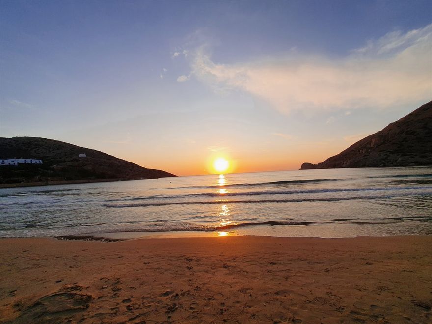 Le passage du Soleil se couchant pile au centre entre ces 2 falaises est un instant unique durant la saison d'été...